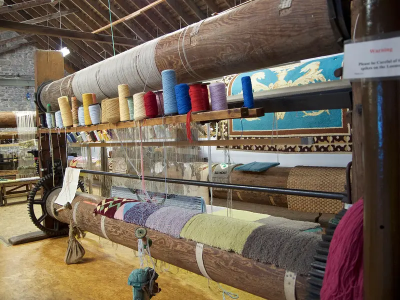 Atelier de retissage de tapis à la main